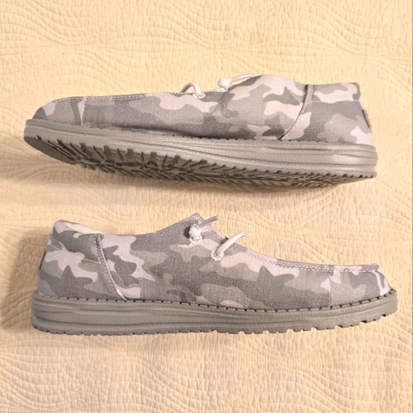 NWT Hey Dude Men's Gray Camo Wally Slip On Shoes - Picture 9 of 10